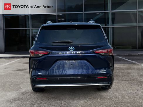 Used 2023 Toyota Sienna Limited image 4