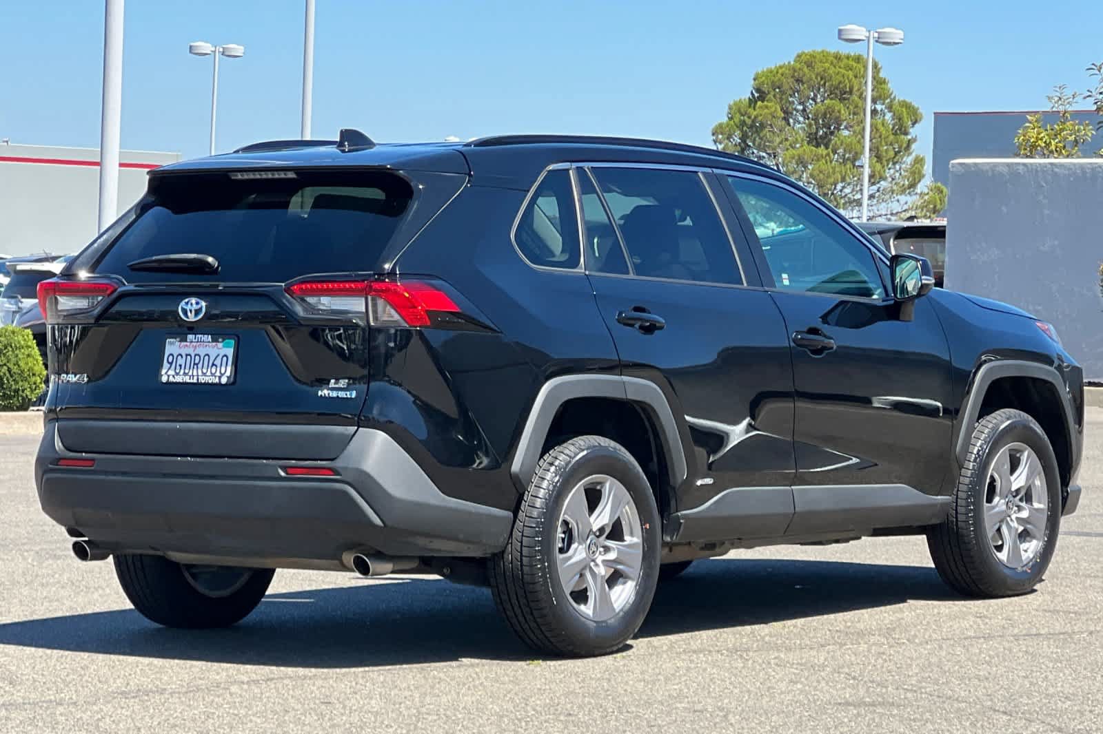 Certified 2023 Toyota RAV4 LE AWD/4WD image 2