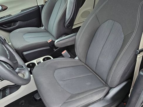 Used 2022 Chrysler Voyager LX FWD image 11