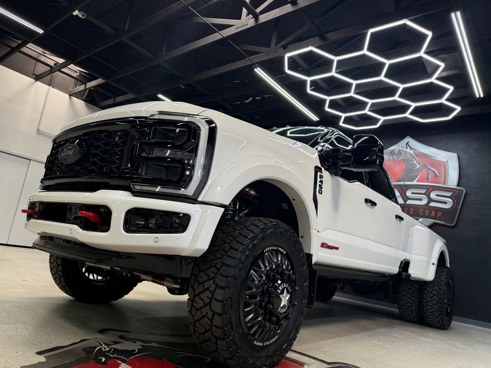 Used 2024 Ford F450 Limited w/ FX4 Off-Road Package AWD/4WD image 3