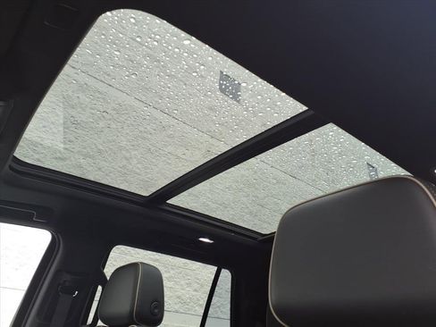 Used 2022 GMC Yukon SLT w/ SLT Premium Package image 16