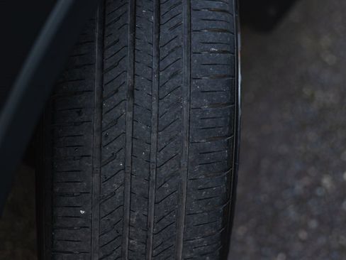 Used 2021 Volkswagen Tiguan SE w/ Panoramic Sunroof Package image 4