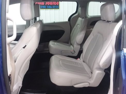 Used 2018 Chrysler Pacifica Touring-L image 14