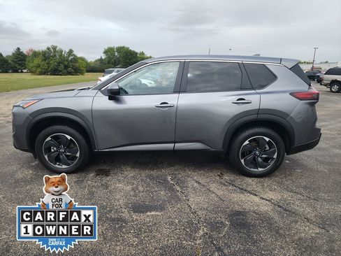 Used 2024 Nissan Rogue SV image 2