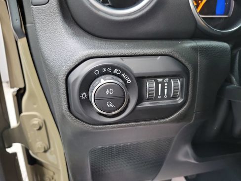 Used 2020 Jeep Gladiator Overland w/ Popular Equipment Package AWD/4WD image 35