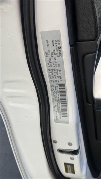 Used 2019 Jeep Grand Cherokee Laredo AWD/4WD image 28