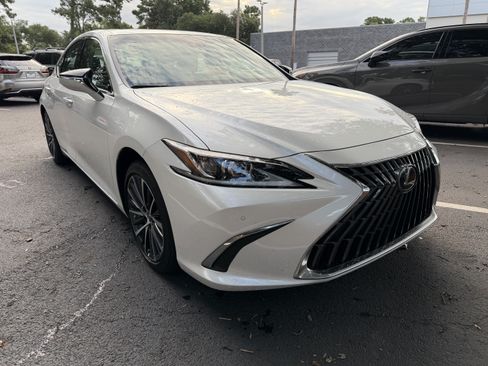 Used 2025 Lexus ES 350 w/ Premium Package FWD image 2