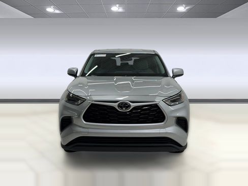 Used 2023 Toyota Highlander L FWD image 5