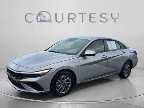Used 2025 Hyundai Elantra Hybrid w/ Cargo Package FWD image 1
