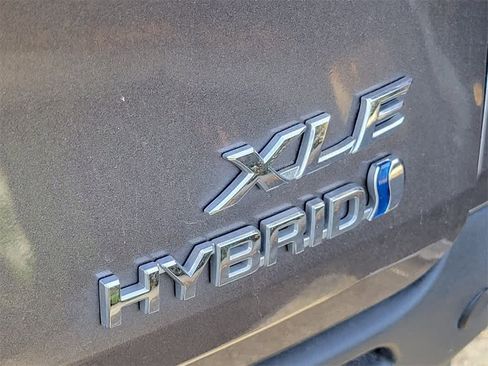 Used 2024 Toyota Sienna XLE image 6