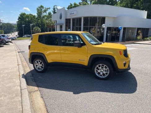 Used 2023 Jeep Renegade Latitude AWD/4WD image 2