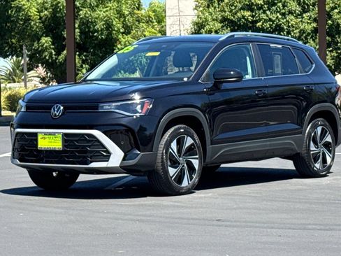 Used 2025 Volkswagen Taos SE AWD/4WD image 16
