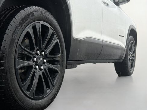 Used 2023 GMC Acadia SLE w/ Driver Convenience Package image 16