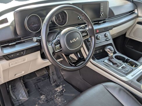 Used 2024 Kia Carnival LX image 4