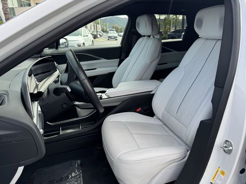 Used 2024 Cadillac Lyriq Luxury AWD/4WD image 18