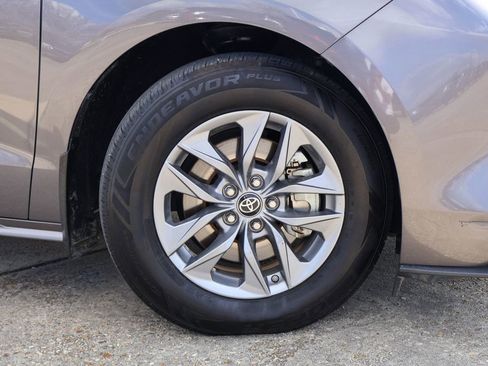 Used 2022 Toyota Sienna XLE image 27