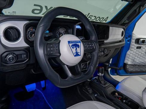 Used 2025 Jeep Gladiator Sport image 19