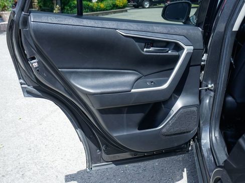 Used 2020 Toyota RAV4 XLE AWD/4WD image 31