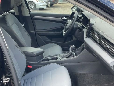 Used 2025 Volkswagen Jetta SE FWD image 8