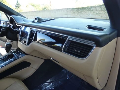 Used 2018 Porsche Macan Sport Edition image 28