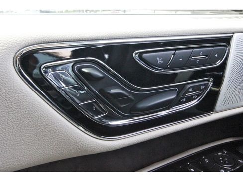 Used 2021 Lincoln Navigator Reserve w/ Luxury Package RWD image 25