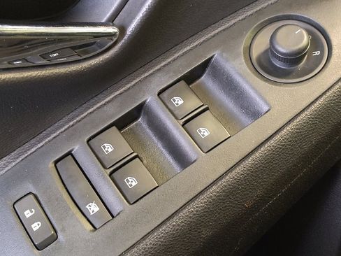 Used 2020 Chevrolet Trax LT w/ LT Convenience Package image 27