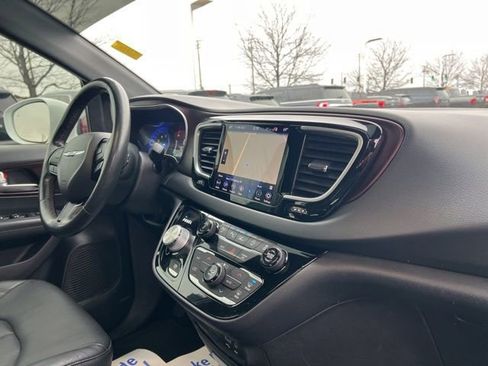 Used 2019 Chrysler Pacifica Touring-L image 38
