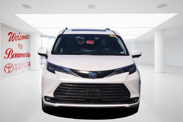 Used 2025 Toyota Sienna XLE w/ XLE Plus Package AWD/4WD image 4