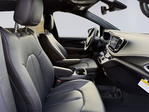 New 2026 Chrysler Pacifica Select image 17