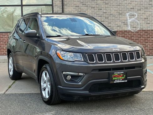 Used 2018 Jeep Compass Latitude w/ Popular Equipment Group FWD image 3