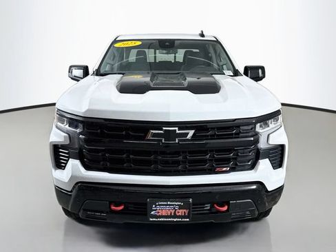 Used 2025 Chevrolet Silverado 1500 LT Trail Boss w/ Convenience Package II AWD/4WD image 2