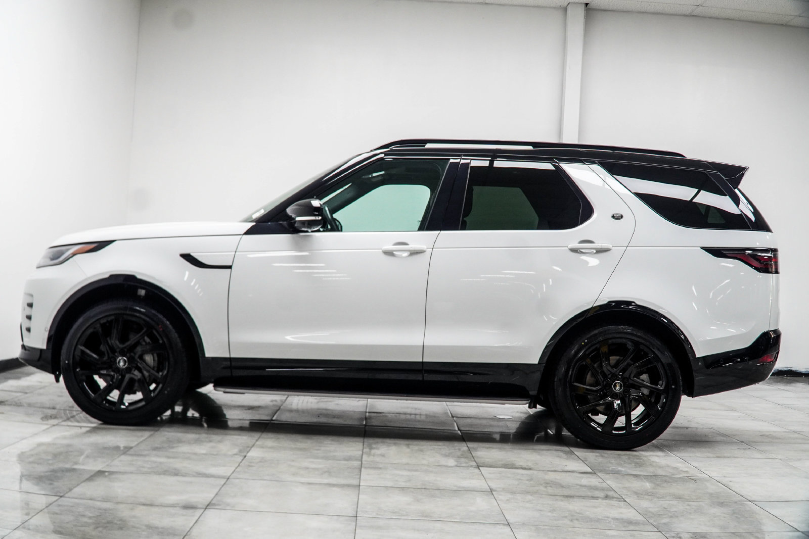 Used 2024 Land Rover Discovery Dynamic SE AWD/4WD image 11