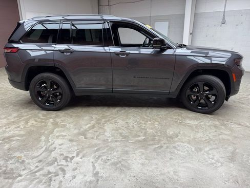 Used 2023 Jeep Grand Cherokee Altitude image 6