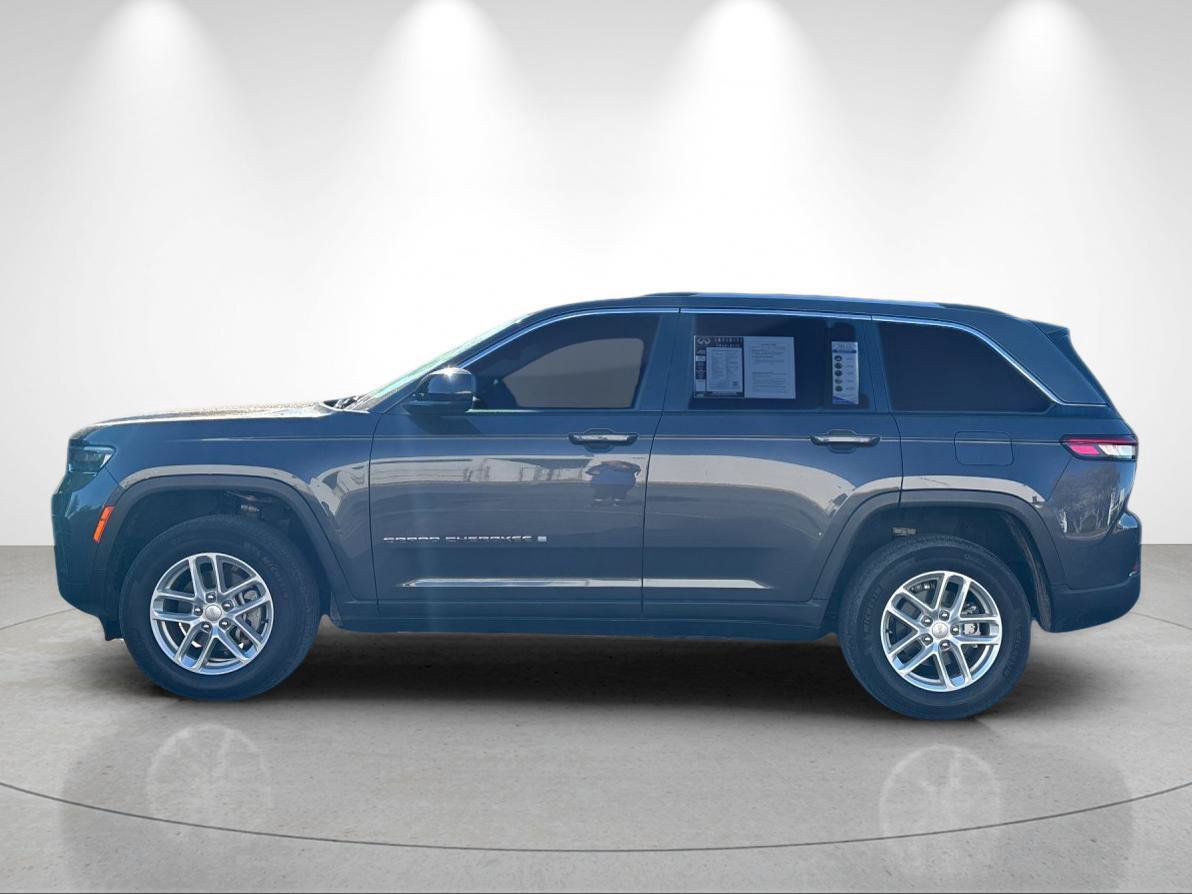 Used 2023 Jeep Grand Cherokee Laredo RWD image 2