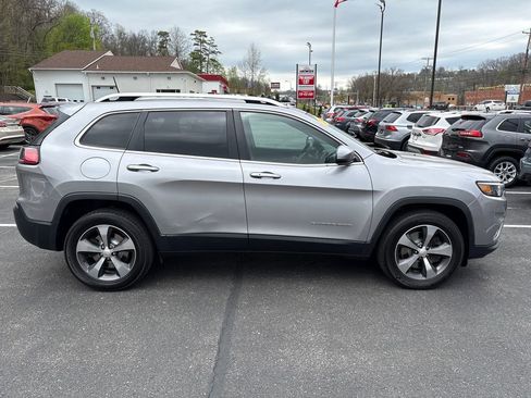 Used 2019 Jeep Cherokee Limited w/ Technology Group AWD/4WD image 6