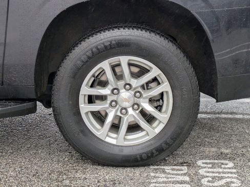 Used 2023 Chevrolet Suburban LT image 9