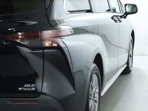 Used 2024 Toyota Sienna XLE image 17