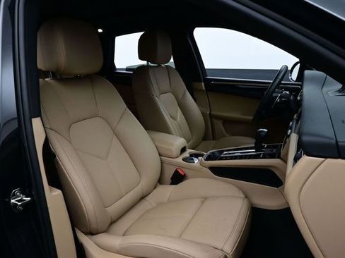 Certified 2025 Porsche Macan AWD/4WD image 18