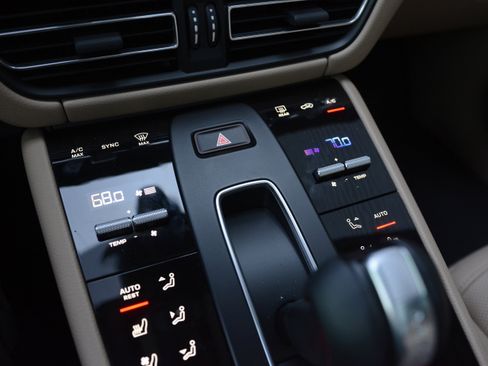 Certified 2026 Porsche Macan AWD/4WD image 23