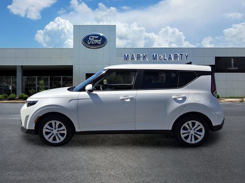 Used 2023 Kia Soul LX FWD image 2