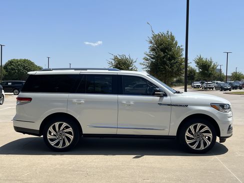Certified 2023 Lincoln Navigator Reserve RWD image 10