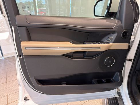 Used 2022 Ford Expedition Limited AWD/4WD image 15