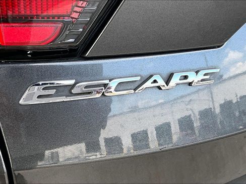 Used 2017 Ford Escape SE w/ Equipment Group 201A FWD image 30