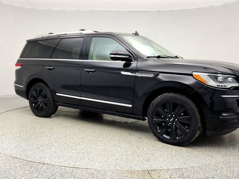 Used 2022 Lincoln Navigator Reserve image 3