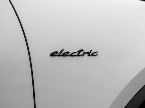 Certified 2025 Porsche Macan Electric image 40