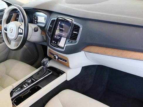 Used 2021 Volvo XC90 T6 Momentum image 40