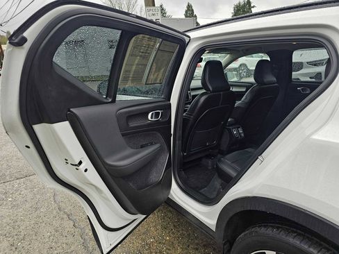 Certified 2024 Volvo XC40 B5 Ultimate w/ Protection Package Premier image 18