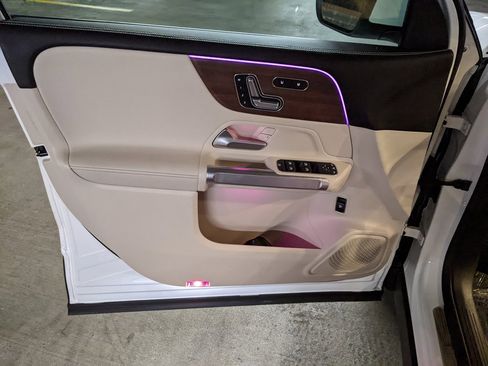 Used 2022 Mercedes-Benz GLB 250 4MATIC image 9