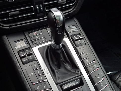 Certified 2020 Porsche Macan AWD/4WD image 18