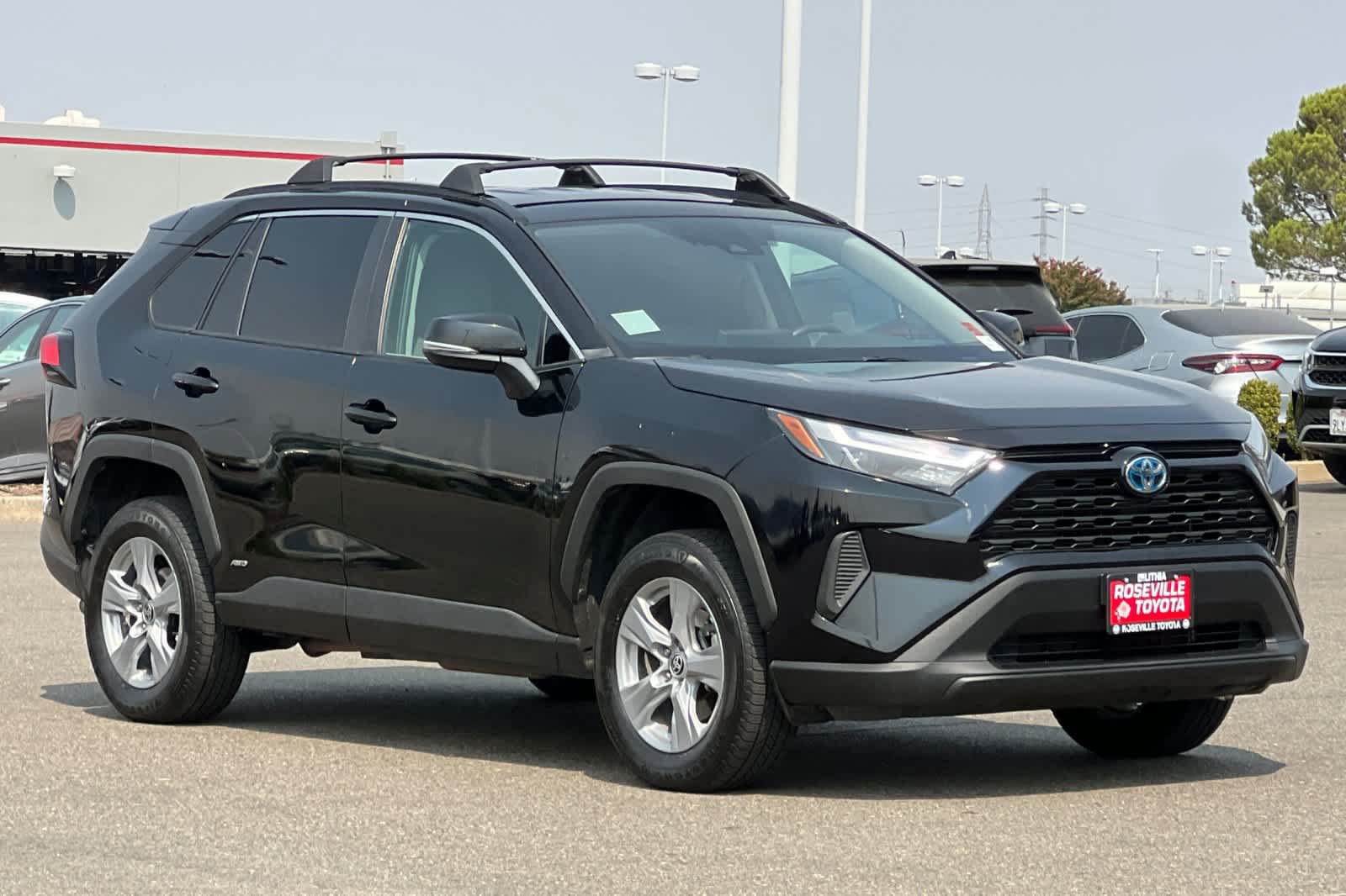 Used 2022 Toyota RAV4 XLE w/ XLE Grade Weather Package AWD/4WD image 5
